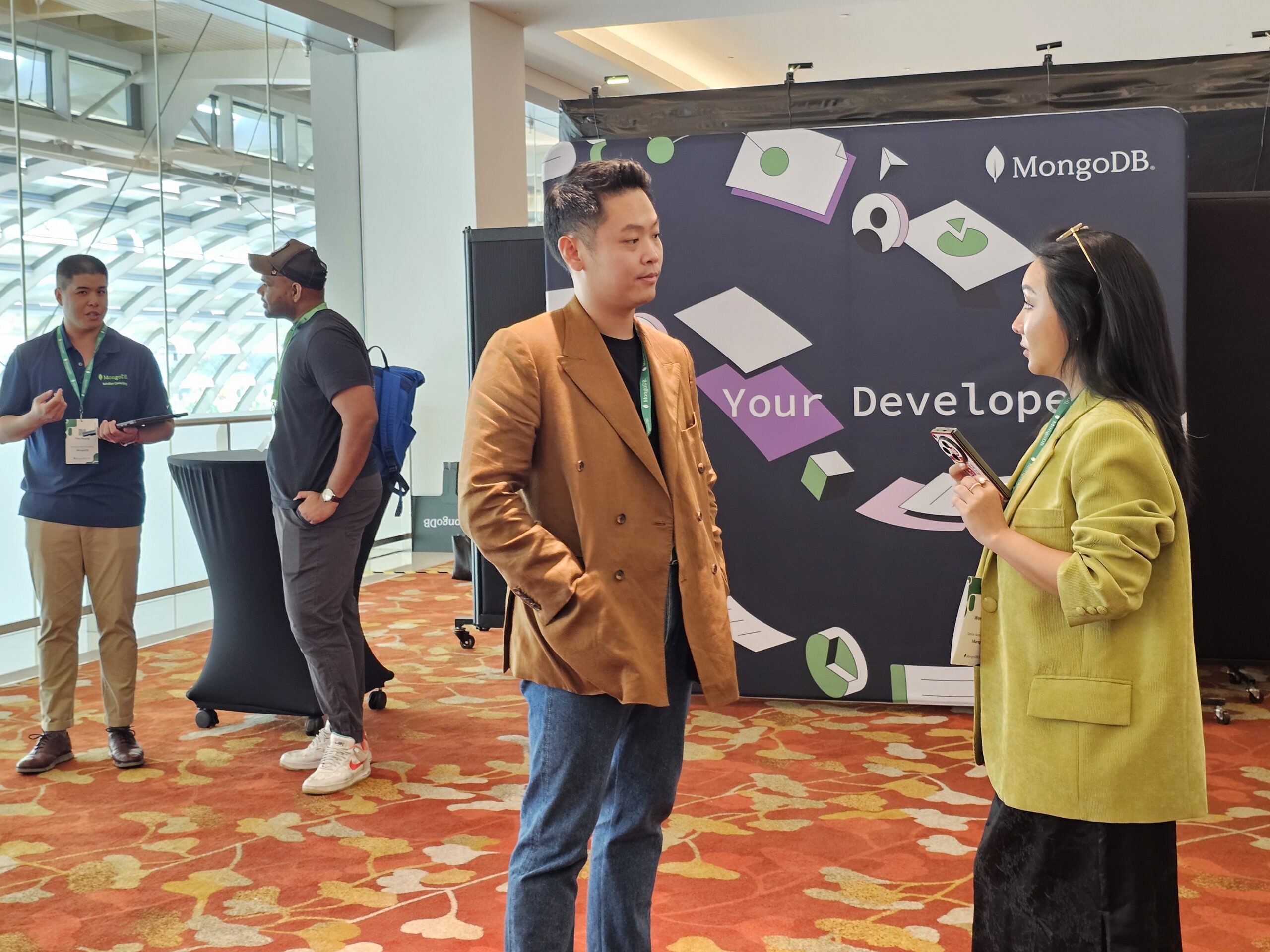 Unstructured networking by a group of people at a coffee break between seminars at a business conference.