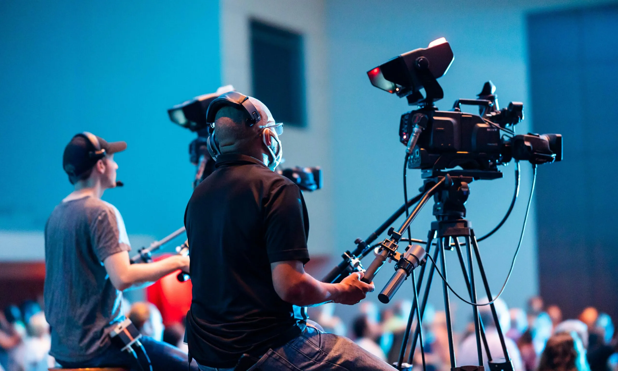 Event staff operating equipment with defined roles and communication in event management