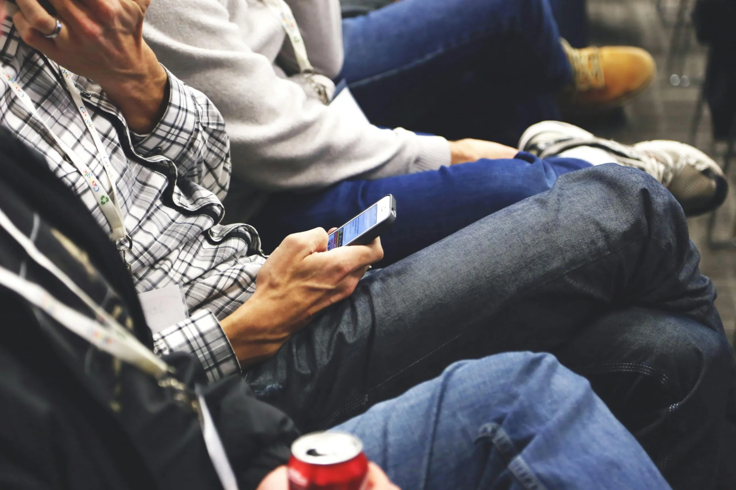 Real-time updates and networking at a business event using mobile event management tools